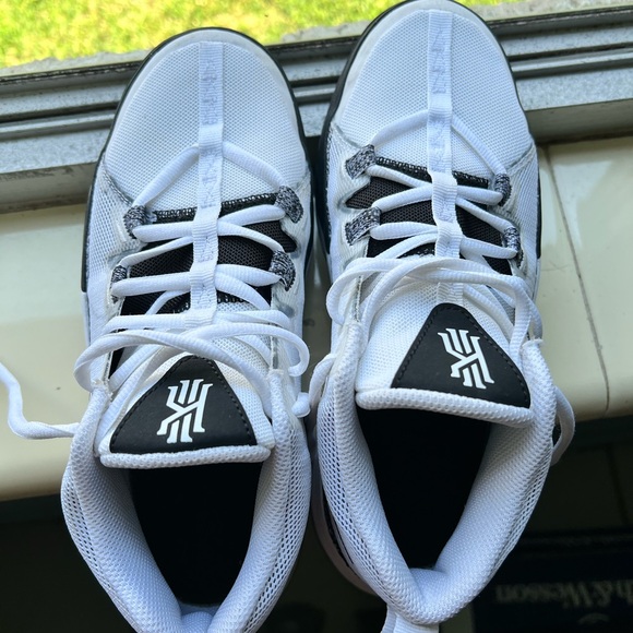 Nike Kyrie Flytrap 6 (5Y) - Picture 8 of 8